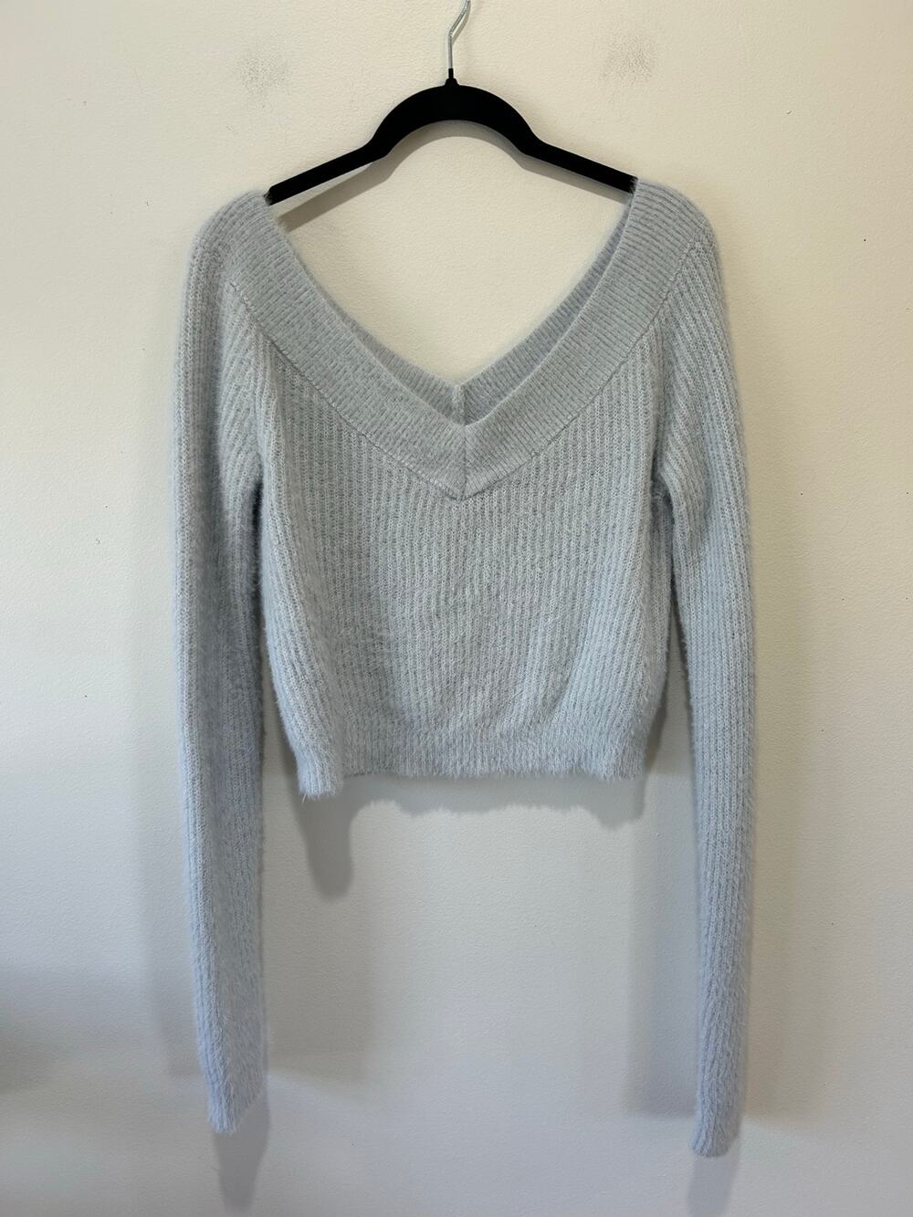 American Eagle cropped v neck sweater size L light blue ribbed knit